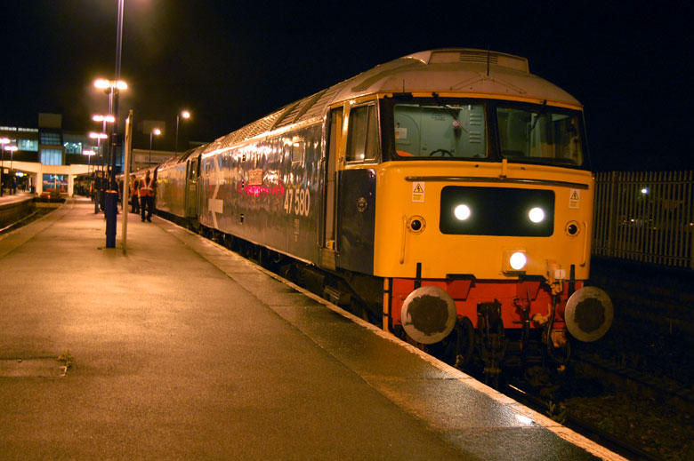 47580 with 47773 at Banbury with 1Z38 16:57 Rochester - Birmingham Snow Hill on 05/12/09, Photo by Nick Scott