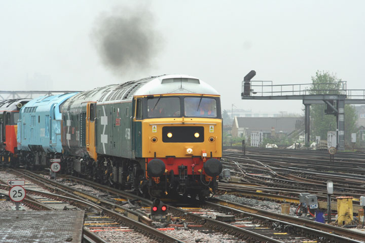 47580 approaches Clapham Jn. station with 6O88 Old Oak Common - Eastleigh on 17/04/09, Photo by Matthew Bentley
