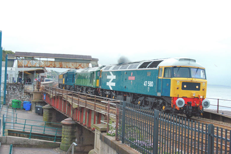 47580 passes throuth Dawlish station with D7612, 20110 and 33002 0V47 10:20 
								Eastleigh - Buckfasteligh on 05/12/09, Photo by Nathan Williamson