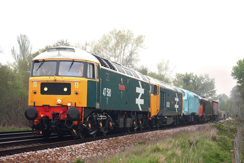 47580 at Egham with 6O88 Old Oak Common - Eastleigh on 17/04/09, Photo by Jamie Squibbs
