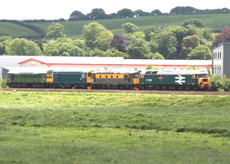 47580, 33002, 20110 and D7612 approach Exeter with 0O47 13:00 Buckfasteligh - Eastleigh on 21/05/09, Photo by Neil Cannon