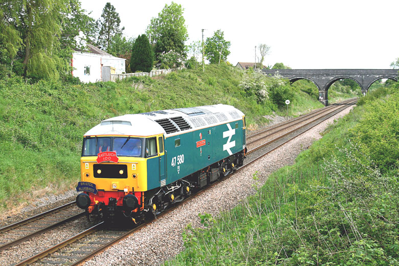 7580 speeds through Frome with 0V47 to Totnes on 21/05/09, Photo by Tom Curtis