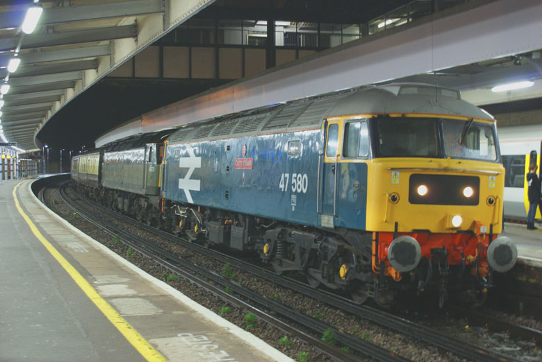 47580 and 47773 pass through Gillingham with ecs for 1Z38 16:57 Rochester - Birmingham Snow Hill on 05/12/09, Photo by Jamie Diddams