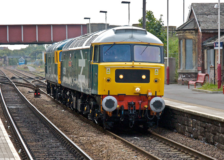 47580 with 26007 at Moorthorpe with 0Z48 10:02 Tyseley - Grosmont on 14/09/09, Photo by Philip Wright