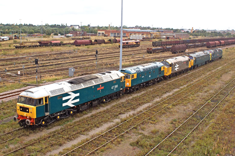 47580 with 26007, 37901, D1023, 55022 await next move at Tees Yard with 0Z48 10:02 Tyseley - Grosmont on 14/09/09, Photo by Gareth Lowther
