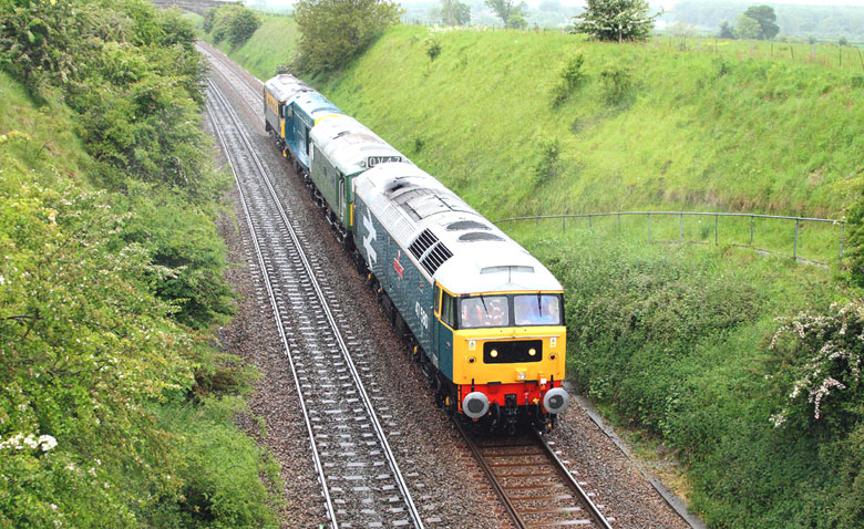 7580 speeds through Frome with 0V47 to Totnes on 27/05/09, Photo by Tom Curtis