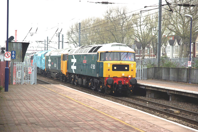 47580 aproches West Ealing with 6O88 Old Oak Common - Eastleigh on 17/04/09, Photo by Ian Milne