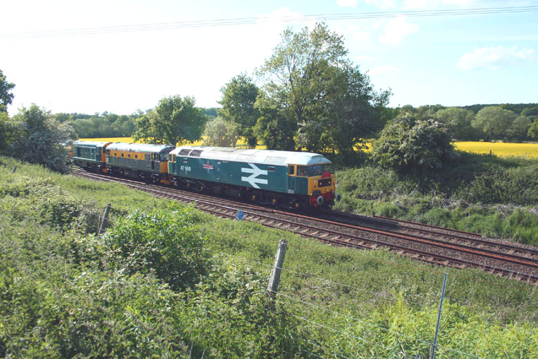 47580, 33002, 20110 and D7612 at West Grimstead with 0O47 13:00 Buckfasteligh - Eastleigh on 21/05/09, Photo by David Mant
