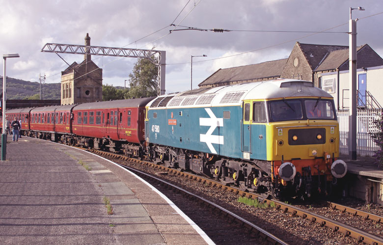 47580 passes through Leyland with 1Z55 16:29 Ravenglass-Leicester on 17/07/10, Photo by Phil Metcalfe