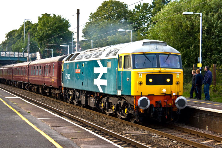 47580 passes through Leyland with 1Z55 16:29 Ravenglass-Leicester on 17/07/10, Photo by Mike Birtles