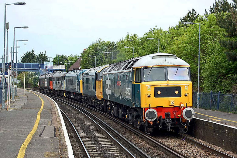 47580 approches Redbridge station with 0Z97 08:15 Swanage-Kidderminster with 37254, 45133, 31271 and 50135 on 18/05/10, Photo by Ian Knight