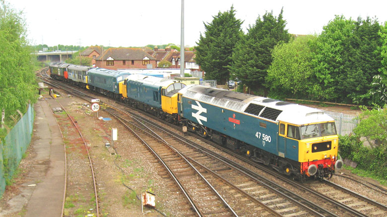 47580 approches Redbridge station with 0Z97 08:15 Swanage-Kidderminster with 37254, 45133, 31271 and 50135 on 18/05/10, Photo by Alex Walker