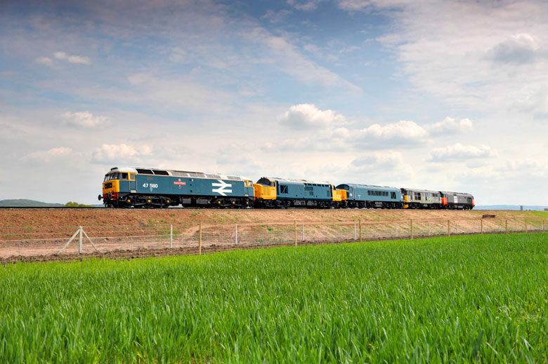 47580 passes Tredington with 0Z97 08:15 Swanage-Kidderminster with 37254, 45133, 31271 and 50135 on 18/05/10, Photo by Jack Boskett