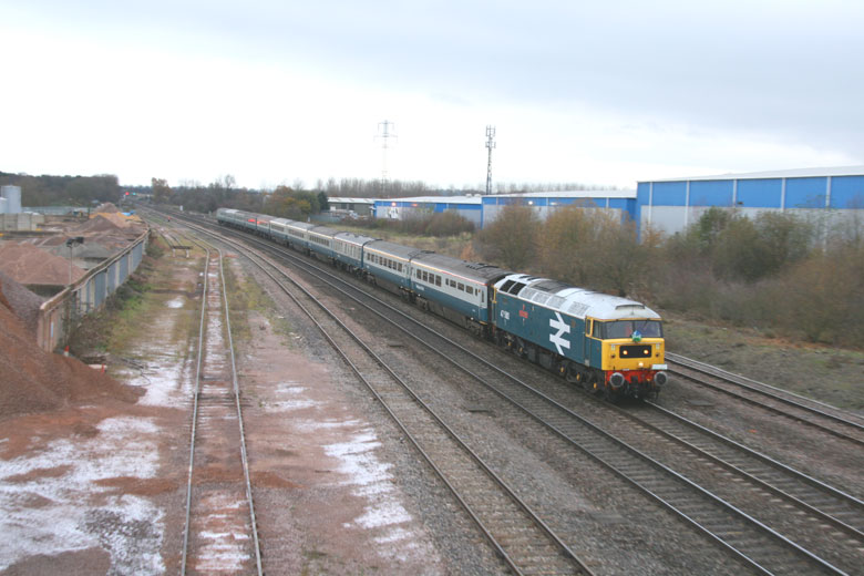 47580 approaches Banbury with 1Z32 06:32 Leeds-Oxford on 27/11/10, Photo by Martin Coles