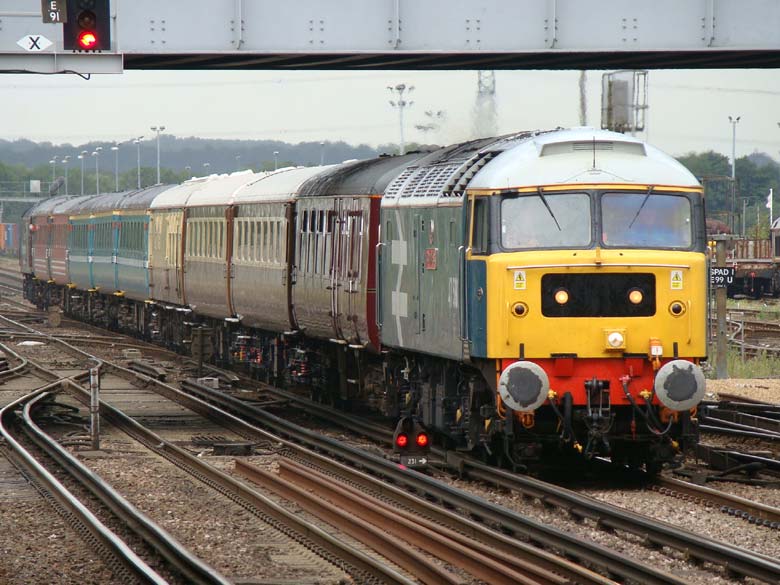 47580 approches Eastleigh Station with 1Z62 06:20 Shrewsbury - Weymouth on 19/08/10, Photo by Martin Harrison