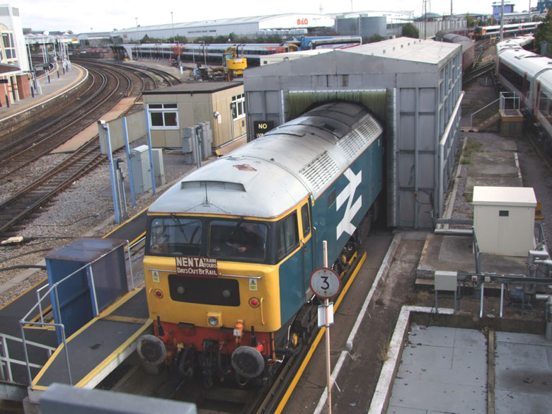 47580 pass throught the washer at Fratton with 5Z78 12:37 Portsmouth Harbour - Fratton CS on 16/10/10, Photo by Les Steenton