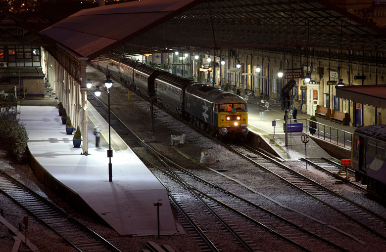 47580 at Huddersfield 1Z32 06:32 Leeds - Oxford on 27/11/10, Photo by Mark Allatt