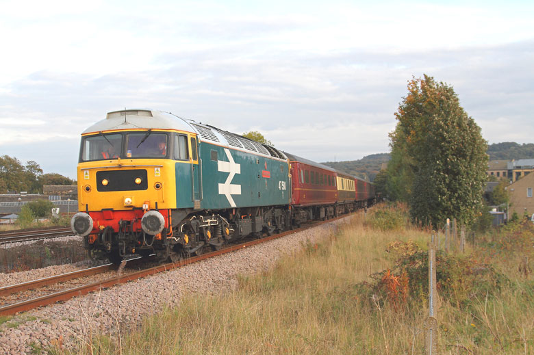 47580 at Mirfield with ECS of the previous days NENTA 5Z79 12:25 Norwich - 
								Carnforth on 17/10/10, Photo by Nigel Cockburn