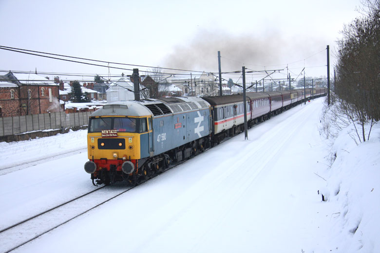 47580 passes through a very snow covered Retford with 1Z80 06:05 Norwich - Newcaastle on 04/12/10, Photo by Gary Schofield
