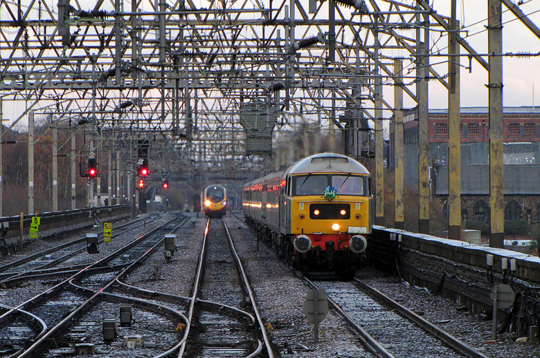 47580 crosses the Stockport viaduct with 1Z32 06:32 Leeds - Oxford on 27/11/10, Photo by James Rose