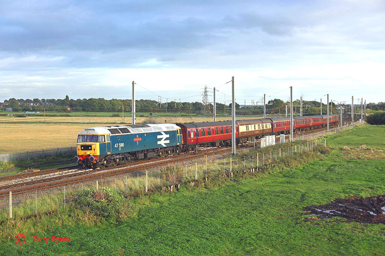 47580 approaches Winwick Junction with 5Z20 12:42 Bristol T.M. - Carnforth on 20/09/10, Photo by Terry Eyres