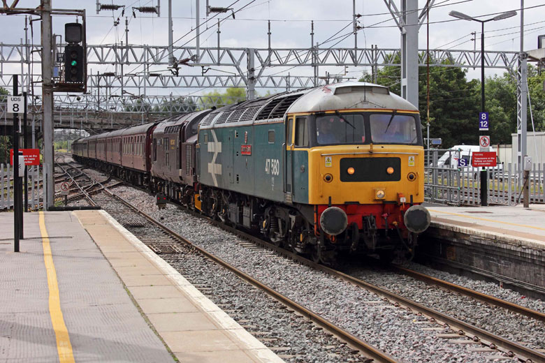 47580 heads north through Bletchley with 5Z47 09:30 Southall-Carnforth on 18/07/11, Photo by Andrew Chambers
