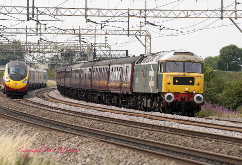 47580 rounds the curve at Chelmscote just as a Penolino passes on the up fast on 15/07/11, Photo by Peter Foster