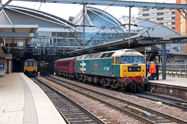 47580 stops at Leeds for a crew change with 1Z23 05:15 Norwich - Carlisle on 25/06/11, Photo by Ian Dixon