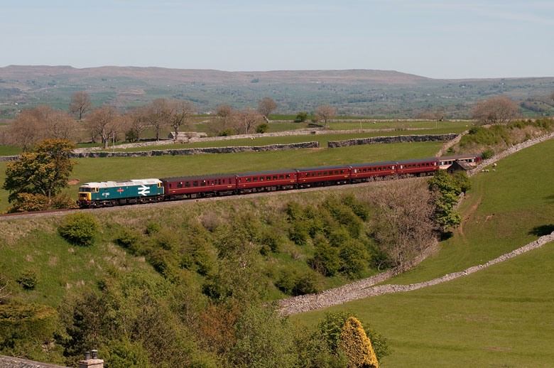 47580 passes Smardale with 1Z19 07:35 Southport - Carlisle on 02/05/11, Photo by David Dockray