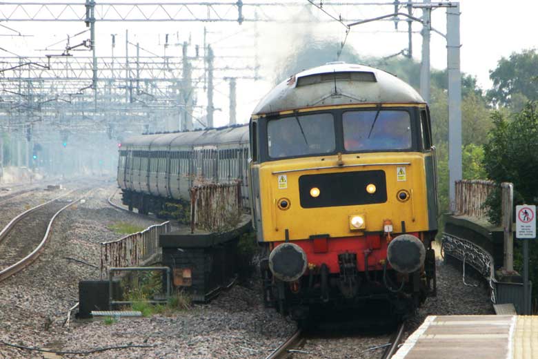 47580 passes north through Tamworth with 5Z47 09:00 Bletchley - Carnforth on 15/09/11, Photo by Bill Wirght