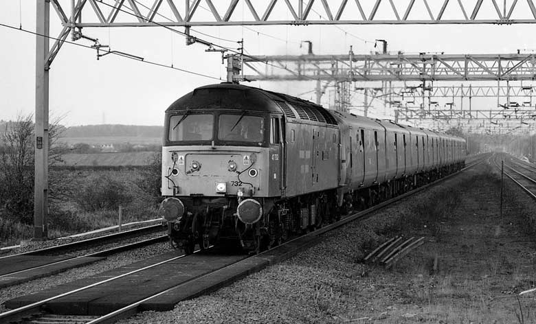 47732 passes through Cheddington with 1A98 11:12 Crewe - Willesden RMT on 04/11/03, Photo by Ivan Stewart