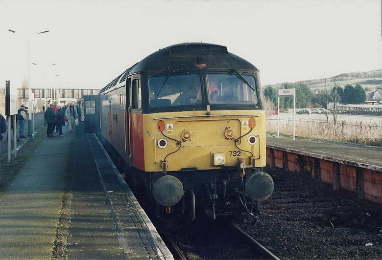 47732 at Prestatyn with 1D87 07:20 Euston - Holyhead on 29/12/01, Photo by Andrew Wade